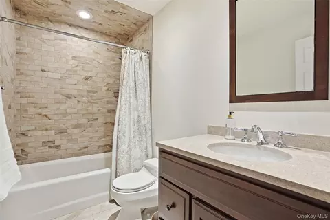 Bath - 4 Ellis Ct, Rye, NY 10580 photo 3 of 4