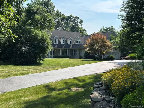 25 Navajo Trl, Ramapo, NY 10974
