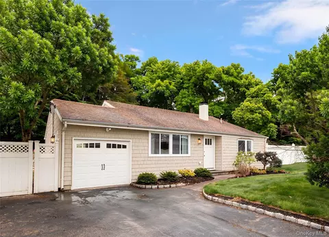 3106 Devon Ave, Medford, NY 11763