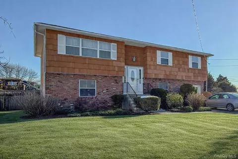 40 E Lincoln Ave, Massapequa, NY 11758