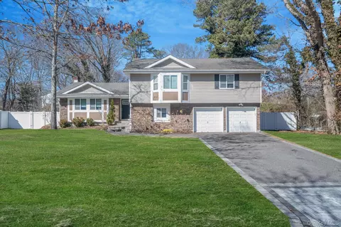 17 Rolling Hills Dr, Ridge, NY 11961