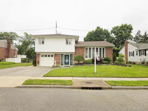 24 Edna Dr, Syosset, NY 11791