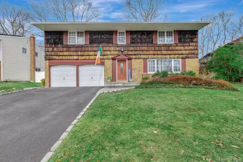 61 Hurtin Blvd, Smithtown, NY 11787