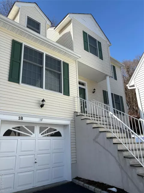 18 Lakeside Dr, Mount Pleasant, NY 10595