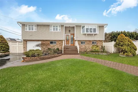 30 Crestwood Blvd, Farmingdale, NY 11735
