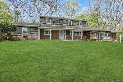 16 Appletree Ln, Huntington Station, NY 11746