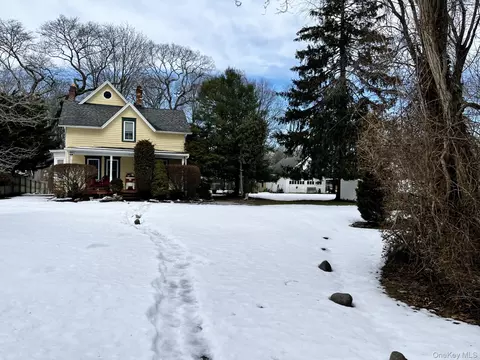 7 Gerhardy Ct, East Islip, NY 11730