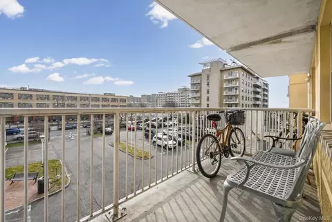 260 Beach 81st St #3A, New York, NY 11693