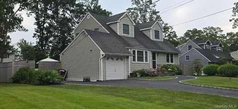 6 Robinson St, Shoreham, NY 11786