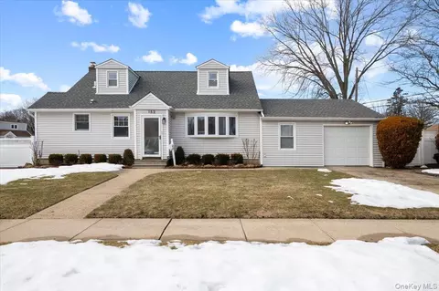 152 Manor St, Plainview, NY 11803