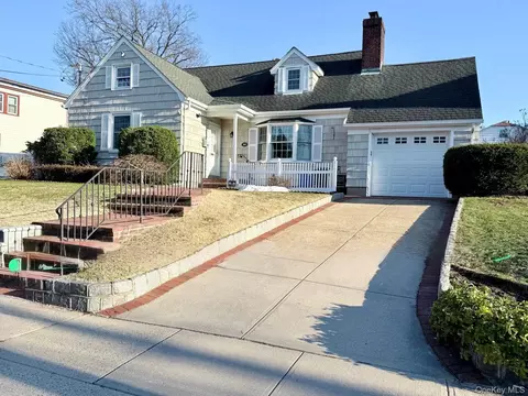 30 Highland Pl, North Hempstead, NY 11020