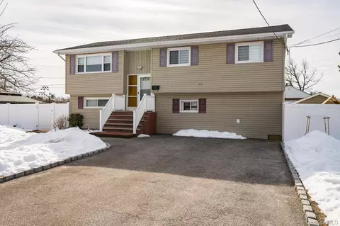 231 3rd St, Lindenhurst, NY 11757