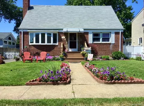 20 Iris Ave, Merrick, NY 11566