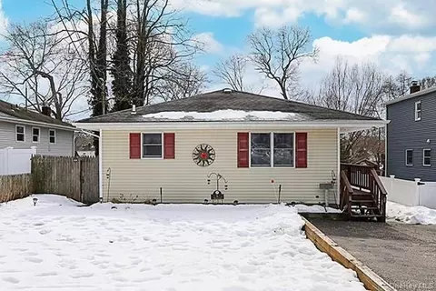 6 Oakdale Ave, Selden, NY 11784