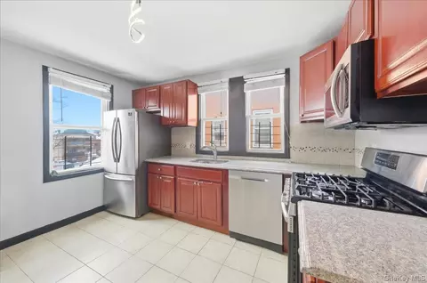4423 Mundy Ln, New York, NY 10466