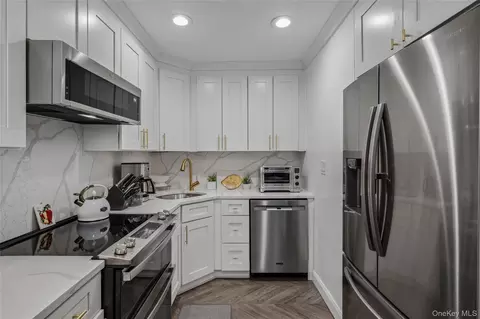 10-10 166th St #4A, New York, NY 11357