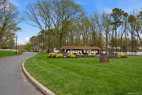 260 Newcastle Ct #B, Ridge, NY 11961