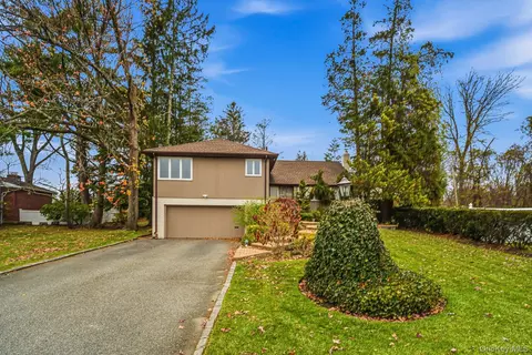 123 Robby Ln, North Hempstead, NY 11040