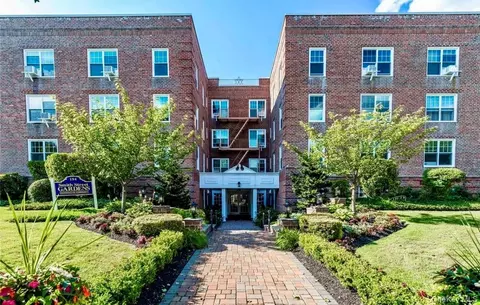 194 Smith St #3E, Freeport, NY 11520