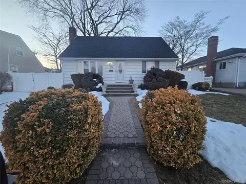 506 Froehlich Pl, Elmont, NY 11003