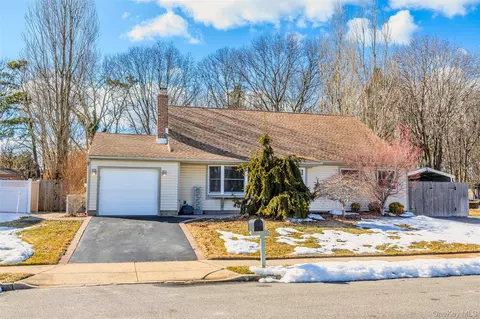193 Glen Summer Rd, Holbrook, NY 11741