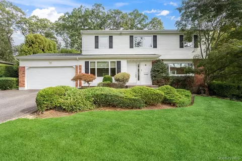 4 Newport Dr, Plainview, NY 11803