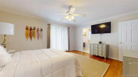 Bedroom - 386 Mill Rd, Westhampton, NY 11977 photo 2 of 4