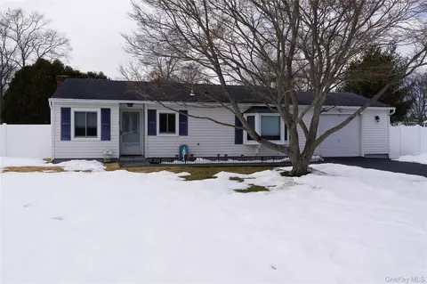 69 Meyer Ln, Medford, NY 11763