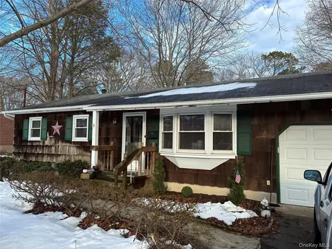 429 Robinson Ave, Patchogue, NY 11772
