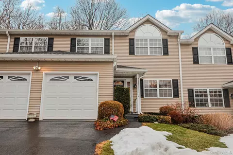 3 Springwood Ln, Huntington, NY 11743