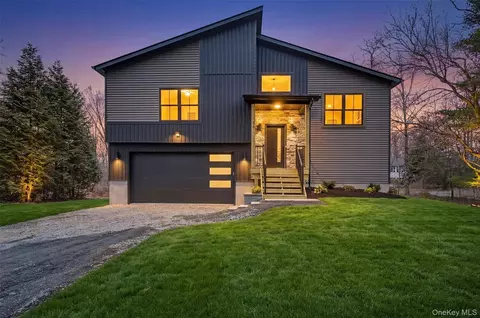 113 Whitlock Rd, Mount Hope, NY 10963