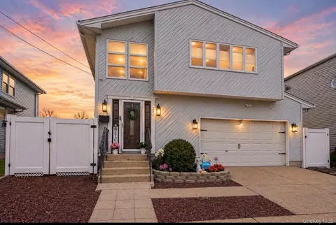 251 Arthur St, Freeport, NY 11520