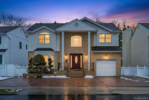 1662 Park Ave, North Hempstead, NY 11040