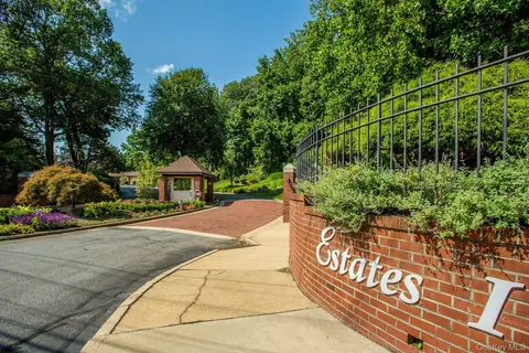 232 Linnet Ct, North Hempstead, NY 11030