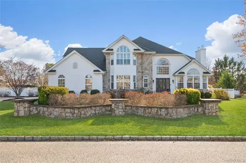 2 Holly Ct, Miller Place, NY 11764