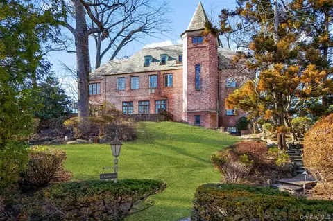 60 Wildwood Rd, New Rochelle, NY 10804