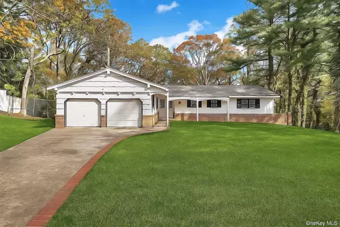 5 Chatham Pl, Dix Hills, NY 11746