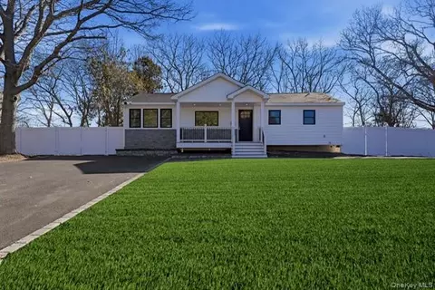 5 Bear Ln, South Setauket, NY 11720
