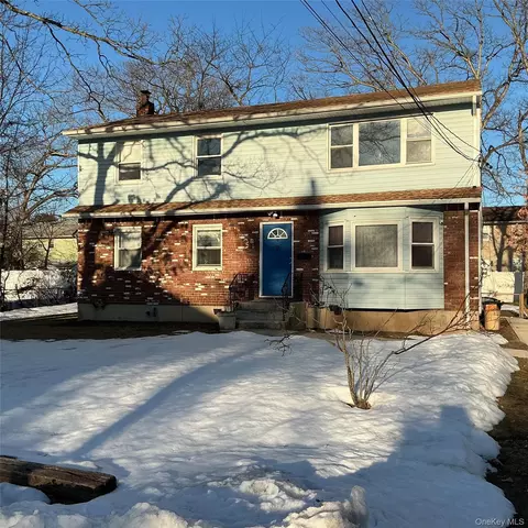 39 N 16th St, Wheatley Heights, NY 11798