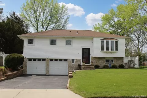 8 Mulberry Dr, Smithtown, NY 11787