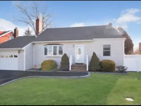 10 Bainbridge Ave, Melville, NY 11747