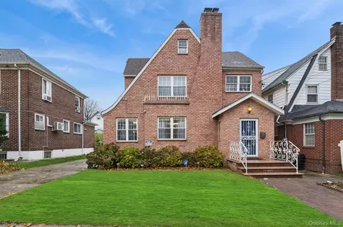 2934 161st St, Flushing, NY 11358