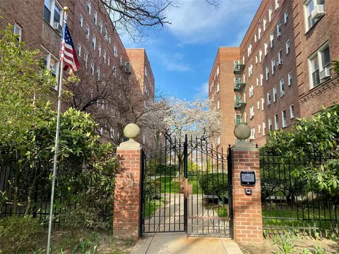 32 Cathedral Ave #6C, Hempstead, NY 11550