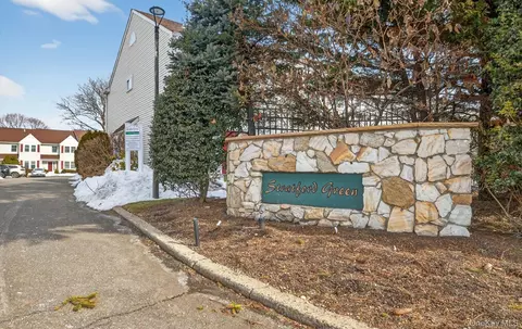32 Stratford Grn, Farmingdale, NY 11735