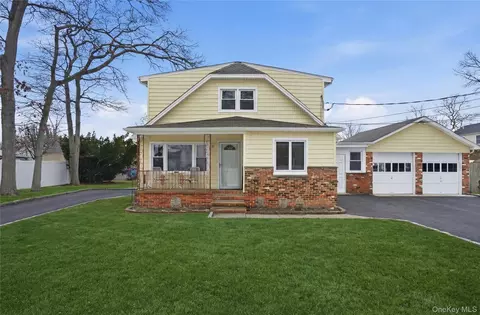 1217 Ellis St, Holbrook, NY 11741