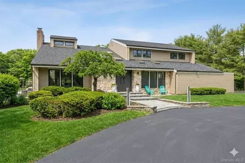 45 Carriage Ct, Syosset, NY 11791