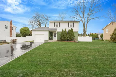 18 Enfield Ln, Kings Park, NY 11754