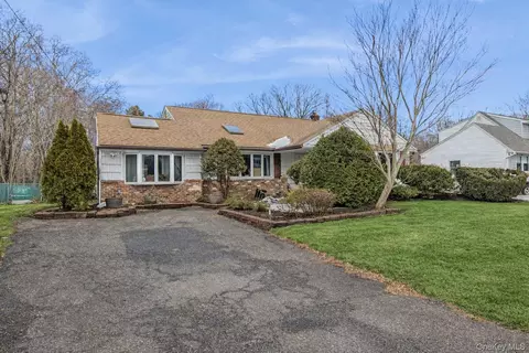 15 Walnut St, Centereach, NY 11720
