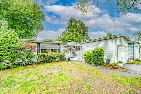 21 Limetree Dr, Manorville, NY 11949