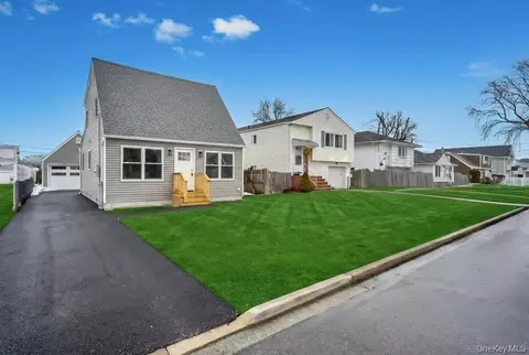 52 Halycon Rd, Lindenhurst, NY 11757